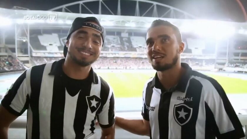 ESQUENTOU - A festa do título do Botafogo na Série B do Brasileiro, neste domingo, teve um pedido especial da torcida Glorioso no Nilton Santos. O lateral-esquerdo Fabio, do Nantes, irmão gêmeo de Rafael, publicou um vídeo em que torcedores gritam o seu nome e pedem que ele venha para o Alvinegro. O jogador postou o vídeo em suas redes sociais e disse ter ficado emocionado com os pedidos,