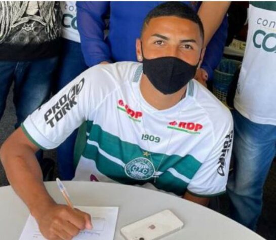 FECHADO - O atleta Ruan Assis assinou o primeiro contrato profissional com o Coritiba na última semana. Um dos destaques da equipe na conquista da Copa do Brasil Sub-20, o atacante surge como uma das grandes promessas do clube para os próximos anos. Com a renovação contratual, Ruan tem vínculo com o clube até 11 de agosto de 2024.