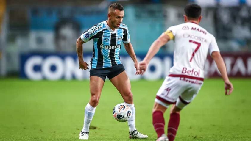 Rafinha (35 anos) - Lateral-direito do Grêmio - Valor de mercado: 1 milhão de euros - Situação indefinida.