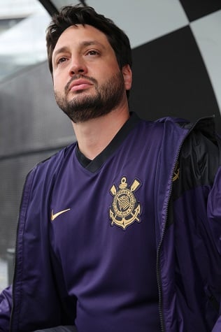 O técnico do time feminino do Corinthians, Arthur Elias, também posou para fotos com a nova camisa.