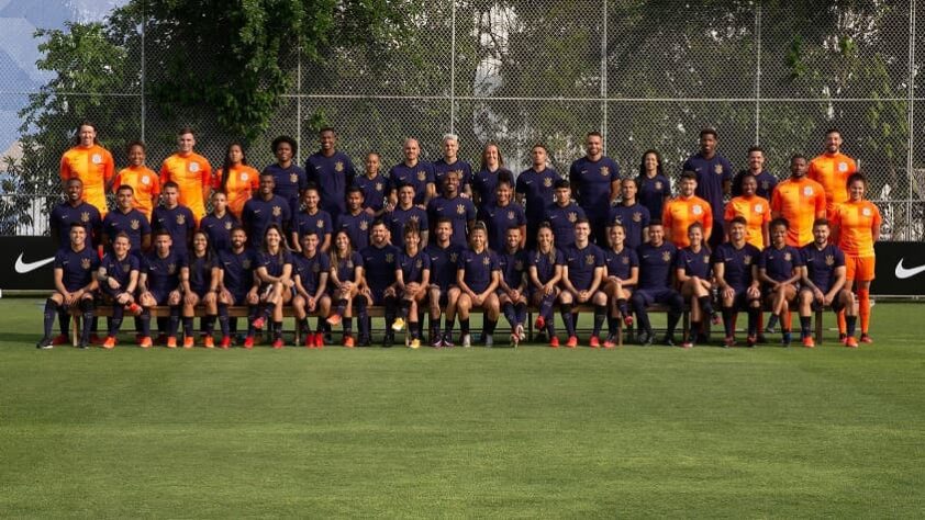 Elencos feminino e masculino se juntaram no CT Joaquim Grava para tirar uma foto posada dos jogadores e jogadores profissionais do Corinthians com a nova terceira camisa roxa.