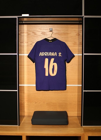 Parte traseira da camisa mostra a numeração e o nome da jogadora, no caso a atacante Adriana.