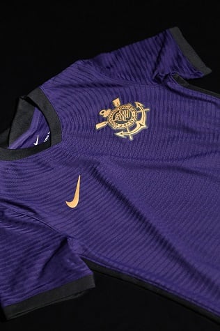 Detalhes em preto complementam o design, e o dourado foi escolhido para o escudo do clube e o swoosh (logomarca da Nike) que aparecem na frente da camisa. 