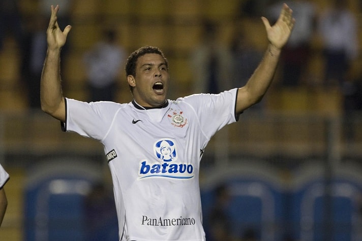 Em duelo pelo Campeonato Brasileiro, Ronaldo marcou três gols diante do Fluminense em uma de suas melhores partidas com a camisa alvinegra - 8/7/2009.