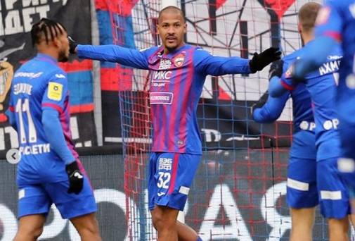 FECHADO - O sistema ofensivo do Everton, que já contava com o brasileiro Richarlison, agora tem mais uma alternativa vinda da América do Sul com a chegada, na reta final da janela de transferências, do venezuelano Salomon Rondón. Vinculado anteriormente ao Dalian Pro, da China, Rondón conseguiu o término do acordo com a equipe asiática para assegurar o seu retorno a Premier League já que, entre 2015 e 2019, ele atuou na competição defendendo as camisas de West Bromwich e Newcastle.