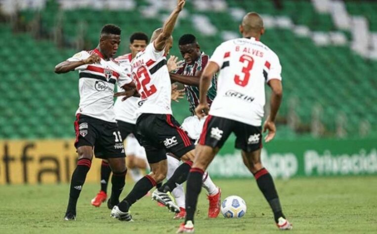 Neste domingo (12), o São Paulo foi derrotado pelo Fluminense, fora de casa, por 2 a 1, pelo Brasileirão. Confira as notas individuais dos jogadores do São Paulo e do treinador Hernán Crespo.