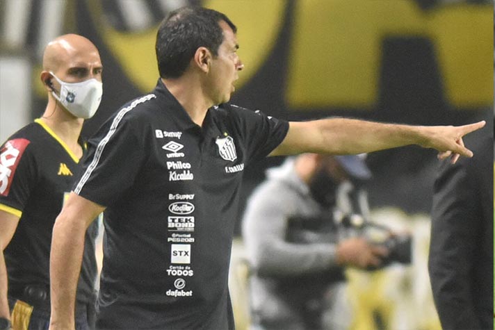 FECHADO - O Santos demitiu o técnico Fábio Carille do comando técnico nesta sexta-feira após uma reunião com os membros do Comitê de Gestão e o departamento de futebol.