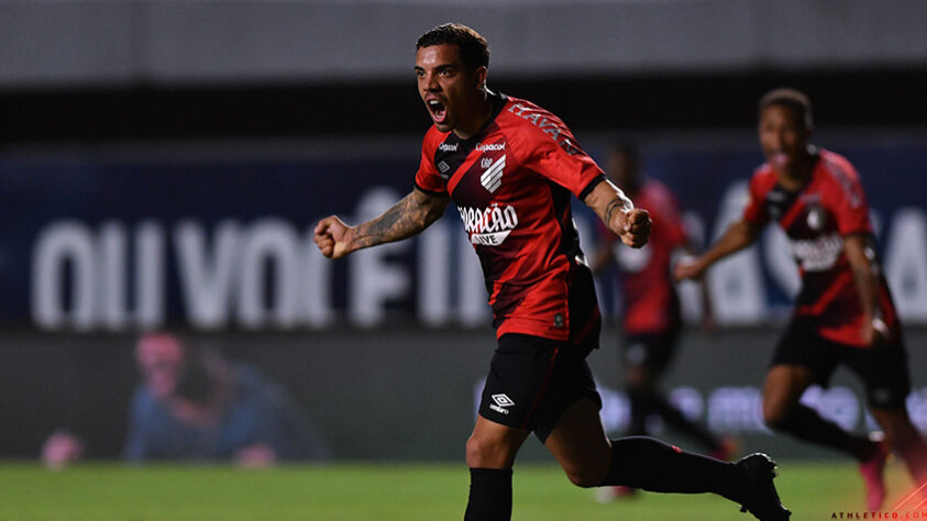 Um dos destaques do Furacão na temporada, o meia pode ser uma das primeiras contratações do novo momento vascaíno, de volta à primeira divisão. Entretanto, o Gigante da Colina deve enfrentar a concorrência do São Paulo, jpa que Terans foi indicado por Rogério Ceni como um jogador com melhor "encaixe tático" para reforçar o meio-campo tricolor. 