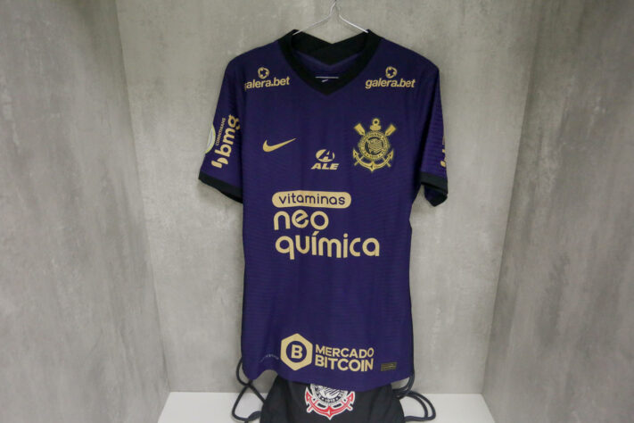 Em 2021, o Corinthians voltou a utilizar a cor roxa no terceiro uniforme, que ficou marcado pela equipe feminina, já que o slogan de campanha era "Respeitas as Minas". O time masculino fez apenas um jogo com ela, na derrota por 1 a 0 para o São Paulo, no Morumbi, pelo Brasileirão.