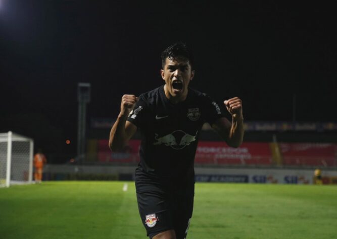 NEGOCIANDO - Montando o seu elenco para a disputa da Libertadores, o Red Bull Bragantino negocia a manutenção do atacante Tomás Cuello. Emprestado junto ao Atlético Tucumán-ARG, Cuello tornou-se importante no esquema de Mauricio Barbieri e foi decisivo em jogos importantes.