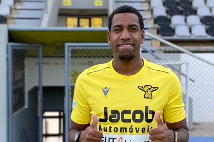 FECHADO - O zagueiro Vinicius Cruz se prepara para dar início à trajetória no que será apenas o seu segundo clube no futebol europeu. Após defender a equipe do Olimpia Lewin Brzeski, da Polônia, o defensor de 29 anos acertou sua ida para o Moura, de Portugal.