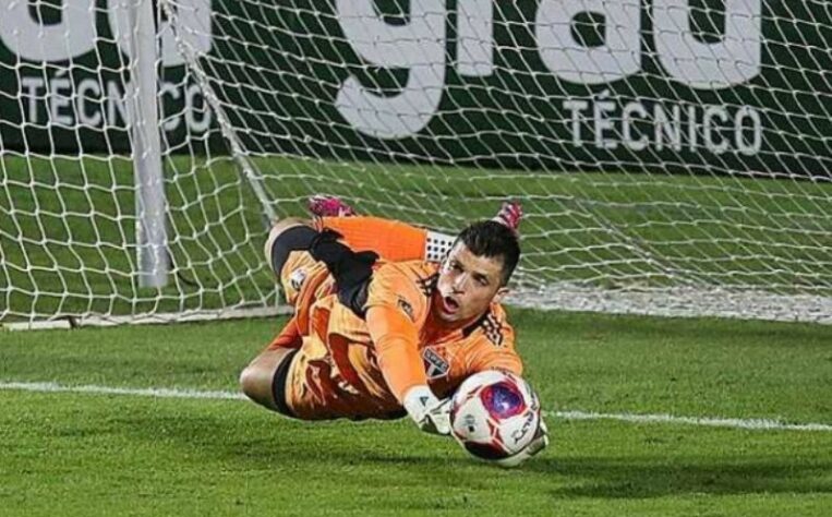 ESQUENTOU - Em entrevista coletiva após a eliminação na Copa do Brasil, o diretor de futebol do São Paulo, Carlos Belmonte, rechaçou a contratação de um goleiro e reafirmou a confiança em Tiago Volpi para o restante da temporada. O titular do Tricolor vem recebendo críticas da torcidas pelas recentes falhas.