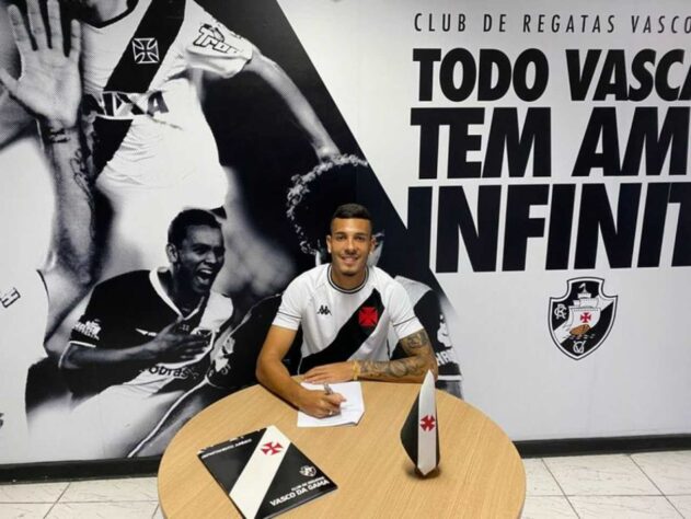 FECHADO - Nos últimos meses, o Vasco tem renovado com alguns dos talentos de sua base. Com isso, o zagueiro Zé Vitor, de 19 anos, estendeu seu contrato até janeiro de 2024. O defensor, que chegou ao clube em 2020, participou dos títulos do Carioca e da Copa do Brasil na temporada passada, e agradou. 