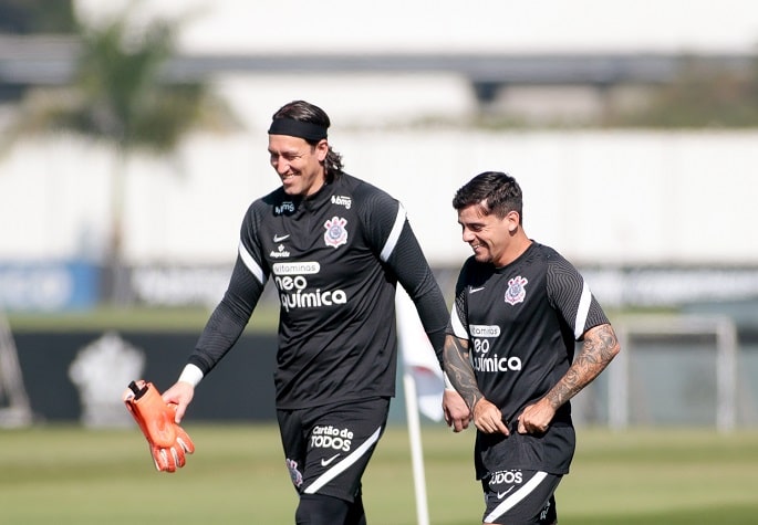 ESQUENTOU - O Corinthians quer renovar por mais dois anos os contratos do goleiro Cássio e do lateral-direito Fagner, jogadores experientes que têm vínculo atual até o fim de 2022. A diretoria já tem conversas adiantadas com os atletas e a tendência é que tudo seja resolvido nos próximos dias. A informação foi publicada inicialmente pelo portal 'Meu Timão'.