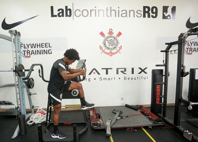 Willian passou por testes no Lab R9, laboratório de biomecânica do Corinthians.