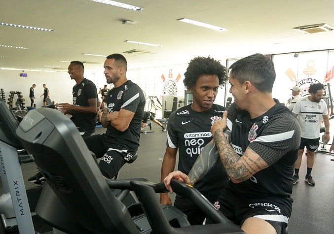 Depois de ser anunciado e apresentado como presente de aniversário do Corinthians na última quarta-feira, Willian teve seu primeiro dia de treinamento no CT Joaquim Grava nesta quinta. Além de passar por exames físicos e de ir a campo para algumas atividades, o meia reencontrou os amigos. Confira as fotos na galeria a seguir: