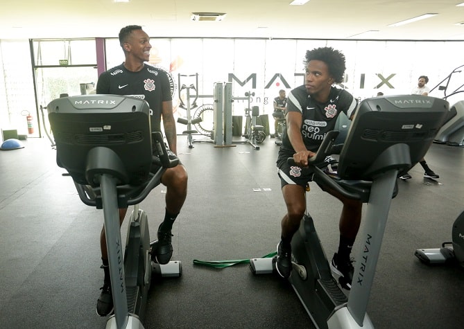 Amigos de longa data, há cerca de 20 anos, Jô e Willian ficaram juntos durante os exercícios. Eles disputaram a Copa de 2014.