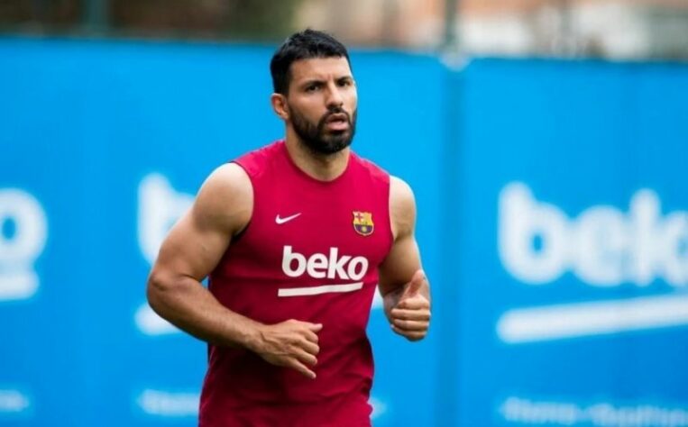 NEGOCIANDO - O atacante Sergio Aguero deve anunciar aposentadoria nesta quarta-feira (15), segundo o jornal El Periódico. O Barcelona já tem preparado um ato em homenagem ao argentino, que pode deixar os gramados por conta de uma arritmia cardíaca.