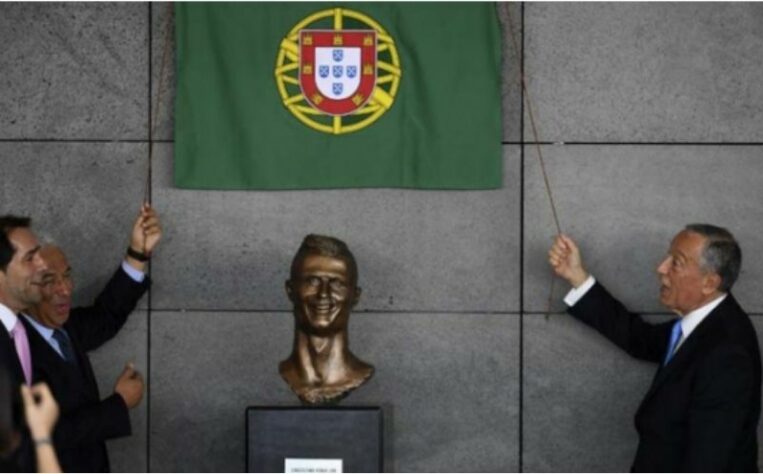 O aeroporto é onde fica o busto do craque, que virou meme nas redes sociais.