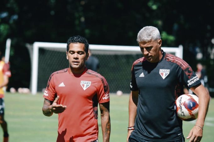 Chegada de Crespo e volta a lateral - Com a chegada de Hernán Crespo, Daniel Alves voltou a jogar como lateral, ou melhor, um ala. Jogando pelo lado direito mas com maior ofensividade, o atleta passou a render mais pela equipe, fez bons jogos no começo da temporada e parecia ter se encaixado no esquema.