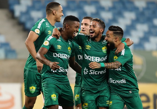 CUIABÁ - Sobe: Elton - Mesmo veterano, mostrou que ainda tem faro de gol. Entrou e definiu o jogo. // Desce: O atacante Jenison destoou um pouco do restante do time. Não foi mal, mas leva o 'desce' por ter sido o que menos se destacou entre os donos da casa.