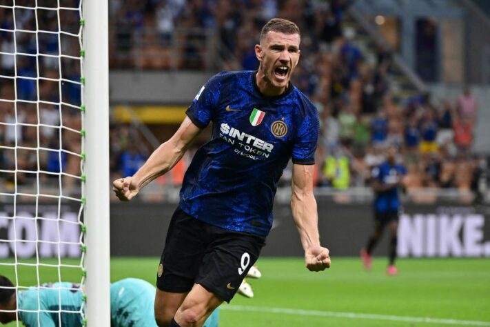 ESQUENTOU - O atacante Edin Dzeko está na mira do Fenerbahçe (Turquia) para a próxima temporada. O centroavante tem contrato com a Inter de Milão até o fim de junho e, caso a renovação permaneça emperrada, o clube turco pode ser uma alternativa para o bósnio. As informações são do site 'Calciomercato'. 