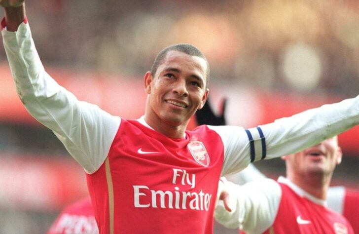 Gilberto Silva (volante) - 244 jogos e 24 gols entre 2002 e 2008 - Campeão da Premier League 2003-04; Copa da Inglaterra 2002–03 e 2004–05 e Supercopa da Inglaterra 2002 e 2004 - Hoje com 44 anos, ele integra o time de lendas do Arsenal e é embaixador do clube, atuando em ações como a comemoração de cinco anos da parceria do Arsenal com a vinícola chilena Santa Rita.