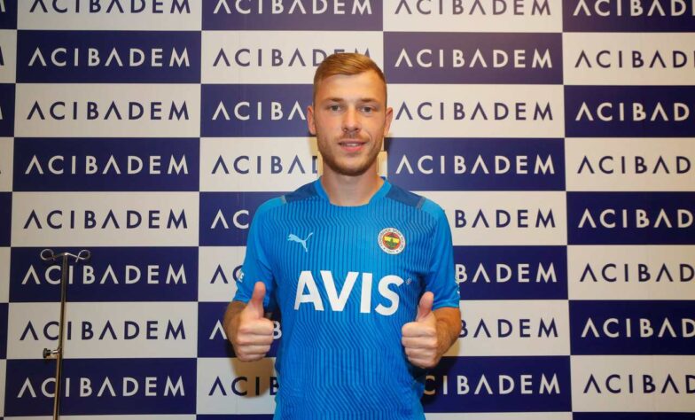 FECHADO - O Fenerbahçe anunciou a chegada do meio campista Max Meyer por dois anos, em uma transferência gratuita pois o atleta estava sem clube.