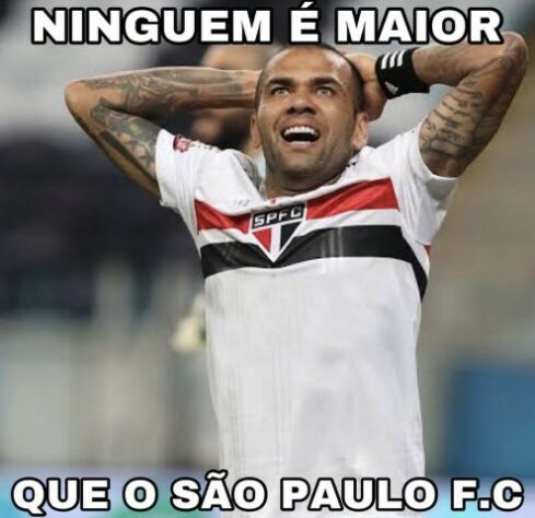 Fora do São Paulo, Daniel Alves protagoniza memes nas redes sociais