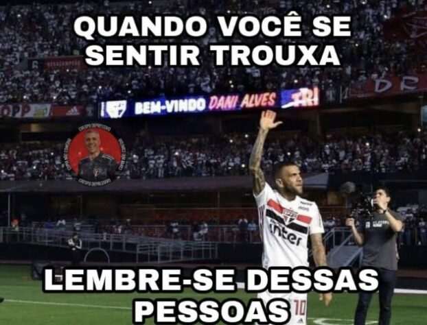 Fora do São Paulo, Daniel Alves protagoniza memes nas redes sociais