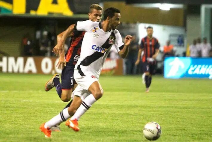 14º - Bonsucesso 1x3 Vasco - Carioca 2016 - Com velocidade, o meia ficou na cara do gol e só teve o trabalho de tirar do goleiro e correr para o abraço. 