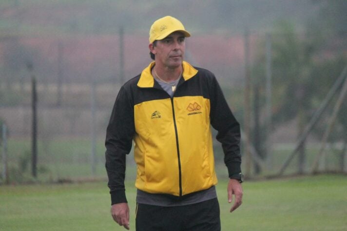 PAULO BAIER: último trabalho como treinador foi no Criciúma – livre no mercado desde outubro de 2021.