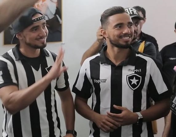 Fábio: irmão gêmeo de Rafael, o lateral-esquerdo Fábio (à direita da imagem) também é torcedor declarado do Botafogo. Atualmente ele joga no Grêmio, mas já demonstrou vontade de defender o Alvinegro um dia.