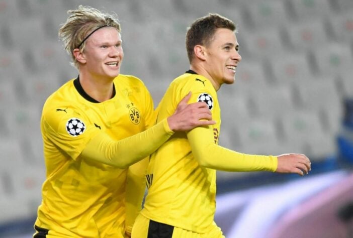 ESQUENTOU - O Borussia Dortmund está buscando uma reformulação no elenco e liberará Julian Brandt, Emre Can, Schulz e Hazard caso recebam propostas a altura, de acordo com o Sport1.