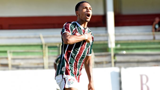 Wallace - 20 anos - meio-campista - contrato com o Fluminense até 31/12/2024