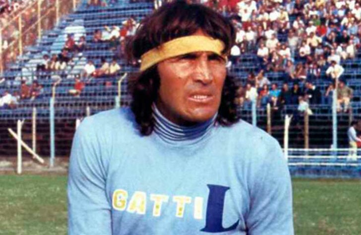 Hugo Gatti foi visionário e utilizou uma camisa com seu nome estampado na frente. Ele foi para a Copa do Mundo de 1966 pela Argentina.