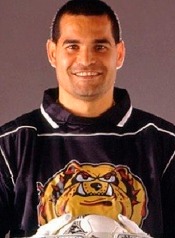 Quando atuava pelo Vélez (ARG), o paraguaio José Luis Chilavert ousou com um uniforme que tinha um cachorro na parte da frente. Assim como Ceni, o ex-goleiro também era batedor de faltas.