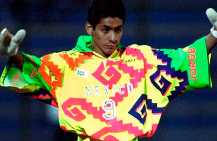 O ex-goleiro mexicano Jorge Campos completa 55 anos nesta sexta-feira (15). Ele defendeu a seleção do México por dez anos e disputou 130 partidas. Um dos aspectos que chamava atenção em Campos era sua irreverência para os uniformes, pois costumava usar camisas bem curiosas. Em homenagem aos 55 anos do ex-goleiro, o LANCE! listou alguns dos uniformes mais inusitados já utilizados por goleiros no futebol mundial. Confira!