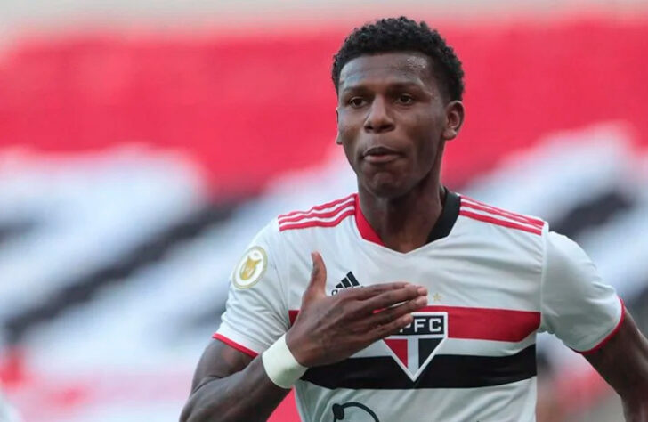 FECHADO! - O São Paulo anunciou a renovação do contrato do zagueiro Arboleda por mais três temporadas, até 2024. Antes, o vínculo encerrava na metade de 2022. A oficialização do acordo foi anunciada pelo Tricolor nas redes sociais.