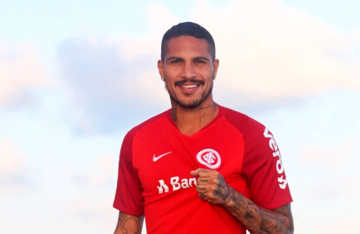 Paolo Guerrero (37 anos) - Último clube: Internacional - Sem contrato desde outubro de 2021 - Valor de mercado: 500 mil euros (R$ 3,2 milhões).