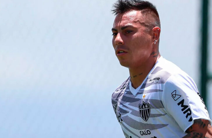 ESQUENTOU - Com um plano ambicioso, a Universidad de Chile quer repatriar Eduardo Vargas, que atualmente está no Atlético-MG. O atacante é ídolo do clube chileno e a torcida sonha com a sua volta o mais breve possível para rever grandes momentos em campo. De acordo com Coke Havia, jornalista chileno, jogadores importantes da La U serão usados para convencer Vargas.