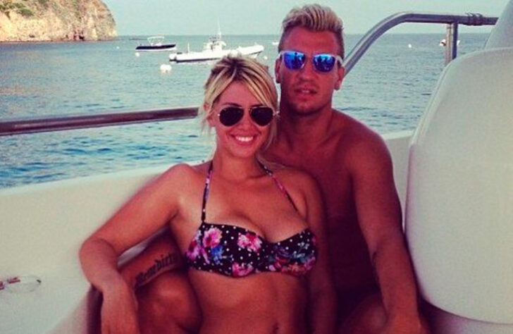 Wanda Nara foi casada com o atacante ex-Vasco Maxi López por cinco anos em uma relação que rendeu três filhos ao casal. Entretanto, o cônjuge chegou ao fim em 2013, quando a argentina traiu seu marido com um grande amigo do jogador: o jovem Mauro Icardi. Cinco meses depois da separação, Wanda se casou com Icardi.