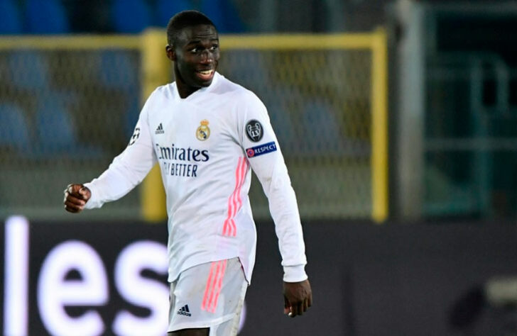 ESQUENTOU - O 'terror' dos europeus na janela de transferências segue ativo no mercado! O mais novo jogador a entrar na mira do futebol da Arábia Saudita é o lateral-esquerdo Ferland Mendy, do Real Madrid. O clube espanhol, no entanto, não deve liberar facilmente o francês, que tem uma multa rescisória na casa dos 250 milhões de euros (cerca de R$1.3 bilhão). Recentemente, o técnico Carlo Ancelotti declarou em entrevista que gostaria de contar com Mendy no seu elenco para a próxima temporada. 