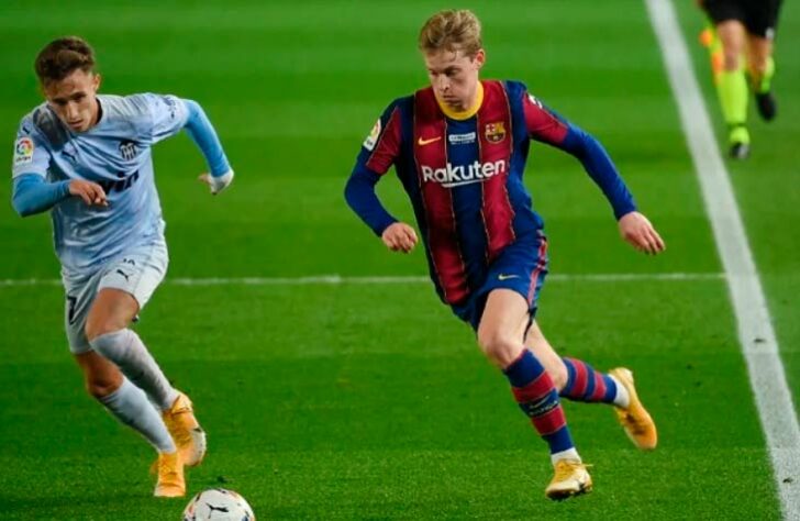 ESQUENTOU - O volante Frankie de Jong, do Barcelona, revelou ao "The Guardian" que planeja permanecer no clube por muitos anos, afastando especulações de propostas de Chelsea e Manchester United.