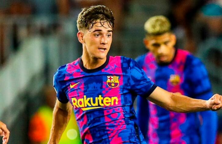 O meio-campista começou sua carreira na base do Betis. Em 2015, com 11 anos, transferiu-se para La Masia, categoria de base do Barcelona. Estreou no time principal em 2021, aos 16 anos de idade. Meses depois, fez sua estreia com a Seleção Espanhola aos 17 anos, tornando-se o jogador mais jovem a atuar por La Fúria