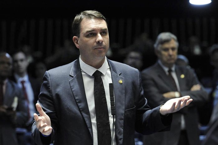 Flavio Bolsonaro, senador: "Meu apoio ao jogador de vôlei Mauricio Souza, que foi afastado do seu time apenas por exercer o direito à liberdade de expressão. A opinião em questão do jogador é em defesa da família e para proteção das nossas crianças, nada tem a ver com homofobia". (via redes sociais)