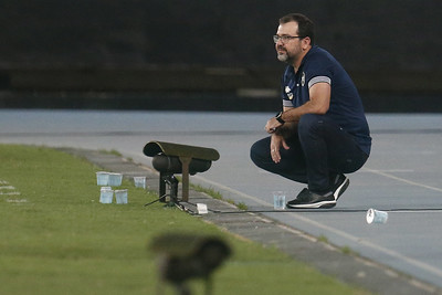 O Botafogo perdeu de virada para o Avaí por 2 a 1, no Estádio Nilton Santos, pela 28º rodada da Série B. O goleiro Diego Loureiro e o zagueiro Gilvan falharam no primeiro gol do adversário e Bruno Silva virou o jogo. O LANCE! traz as notas e os destaques do confronto. Por Tiago Tassi (tiagomontes@lancenet.com.br) 