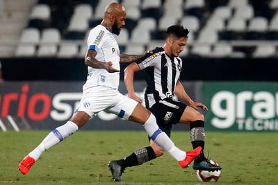 AVAÍ - SOBE - A equipe investiu nas bolas aéreas e deu muito perigo ao Botafogo, incluindo primeiro gol tomado pelo Alvinegro - DESCE - O Avaí só conseguiu parar os jogadores do Botafogo na falta.