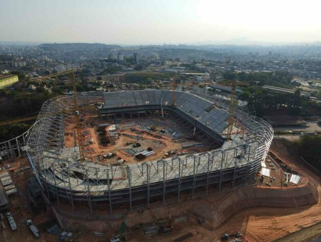 Iniciadas em abril de 2020, as obras da Arena MRV, novo estádio do Atlético-MG, chegaram a 41% de conclusão, segundo a última divulgação do clube. A arena está sendo construída nas proximidades do bairro Califórnia, região Noroeste de Belo Horizonte, com capacidade para 46 mil torcedores. A entrega está prevista para outubro de 2022 e o estádio promete ser uma fonte de renda importante para o Galo.