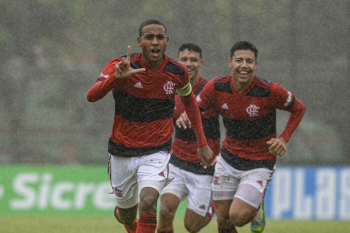 O Flamengo eliminou o Palmeiras na semifinal da Copa do Brasil sub-17, aplicando um placar agregado de 12 x 6 (7 x 3 em duelo no Rio de Janeiro e 5 x 3 jogando em São Paulo, na última quarta-feira). Na decisão, o Fla vai encarar o vencedor de Atlético-MG x São Paulo. Veja aqui quem são os garotos do time do Flamengo!